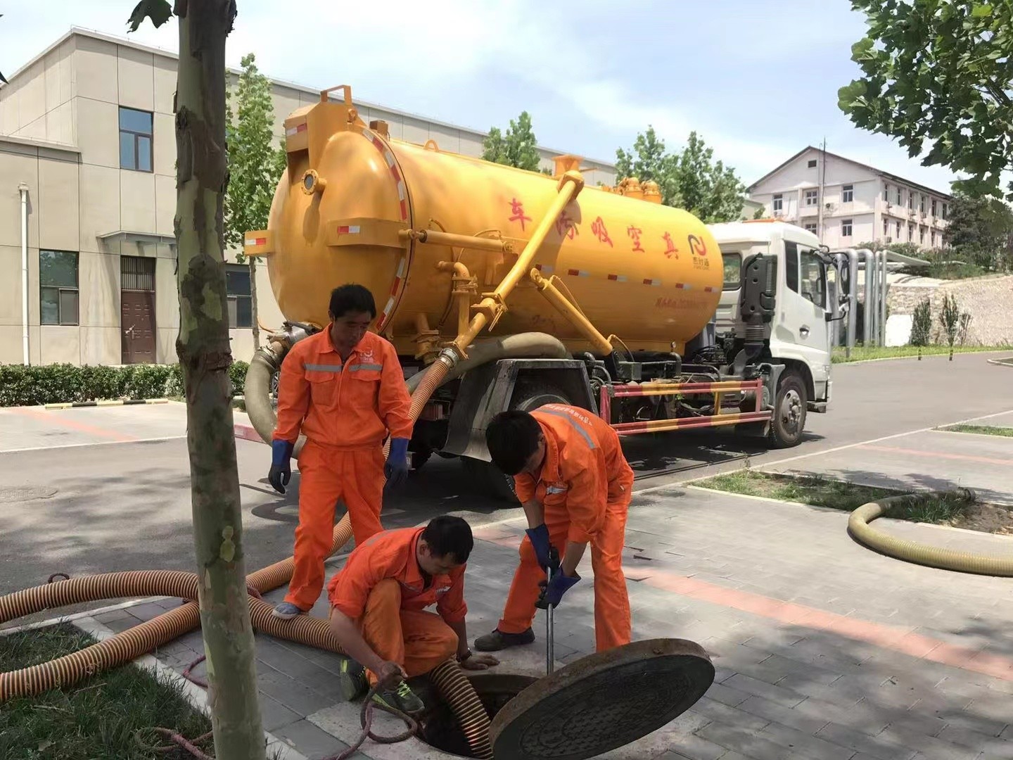 屏南管道疏通车停在窨井附近